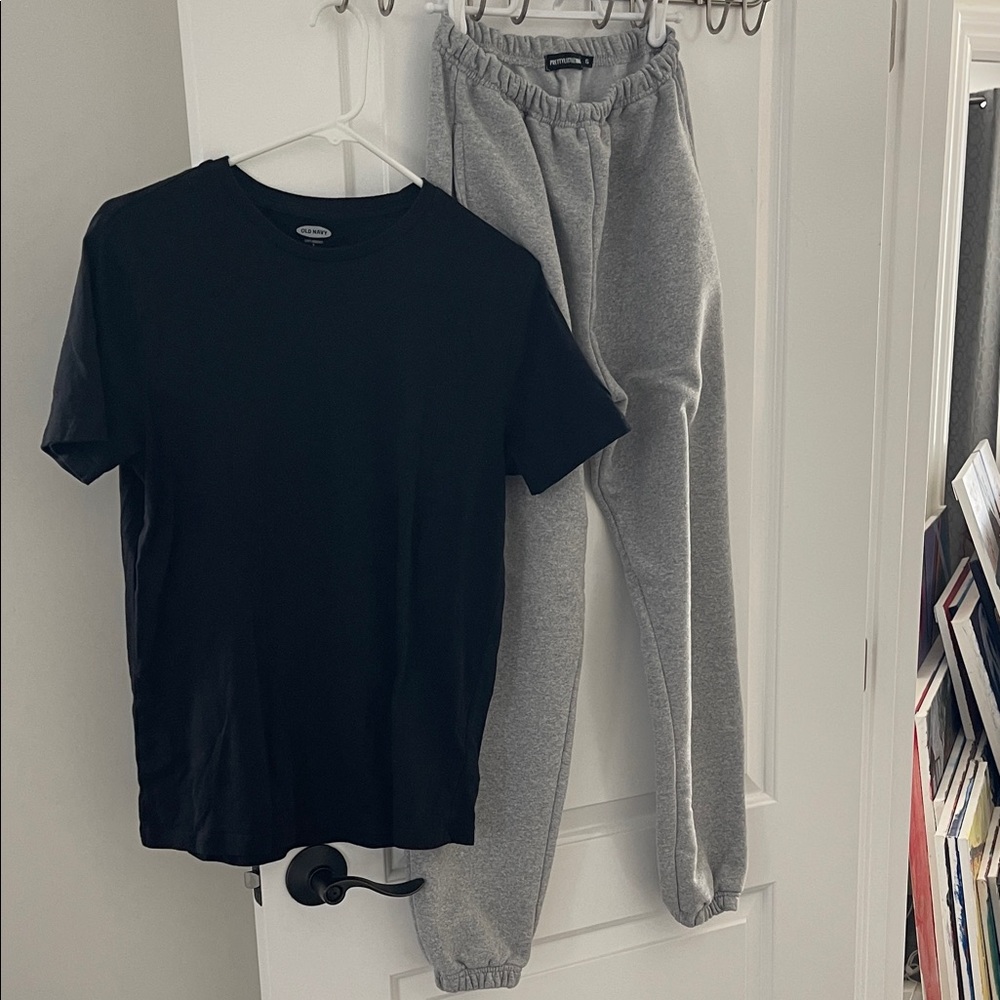 PrettyLittleThing Gray Joggers and S old navy T shirt
